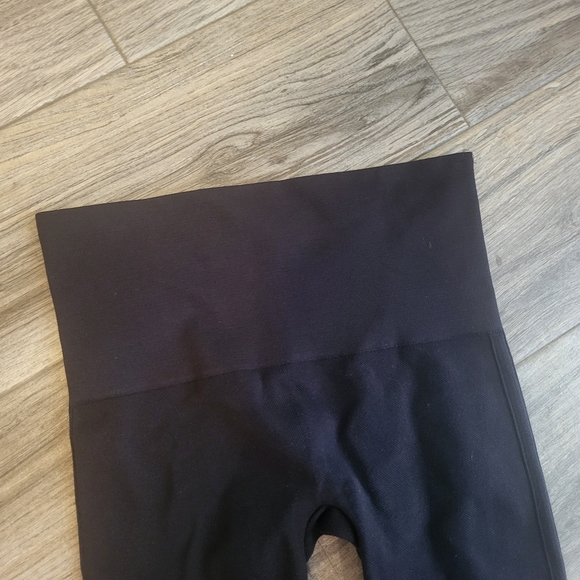 Black Spanx xs compression cropped leggings likeNEW - Picture 6 of 8